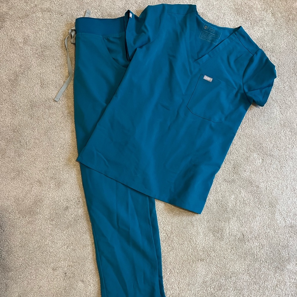 FIGS XS PACIFIC BLUE. XS Catarina one-pocket top, XS Kade cargo regular.